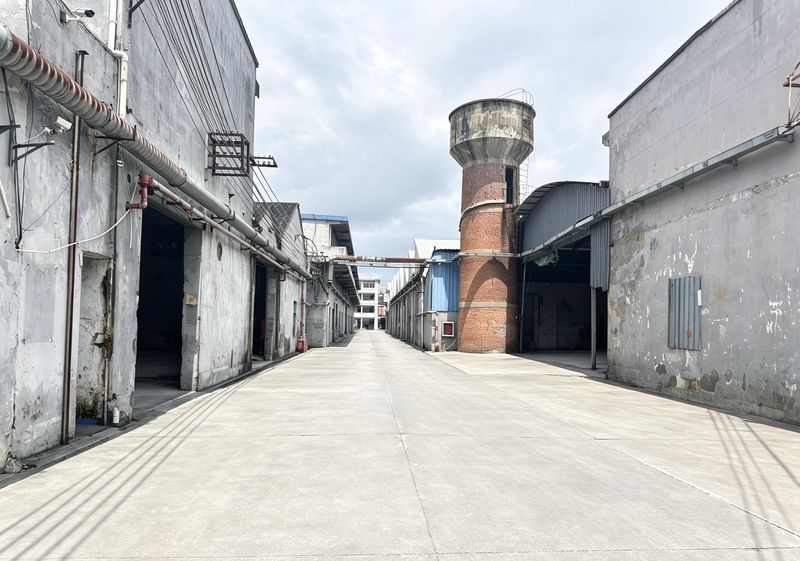 厂区通道实拍，道路宽敞货车可回转